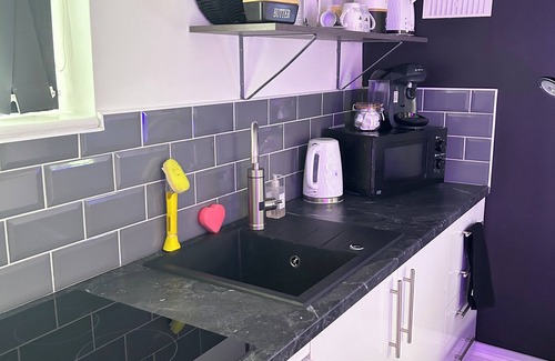 Woodingdean Apartment | Romantic Secret Garden Retreat
