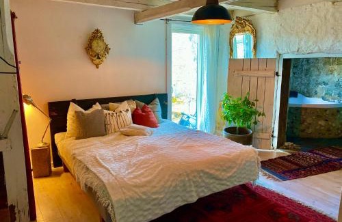 Stjarnsund Villa | Romantic Spa Villa with Fireplace by the lake