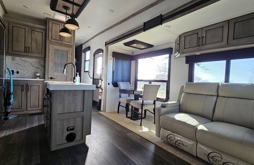 Alvord House | Romantic Stay in Beautiful New RV on 30 Acres