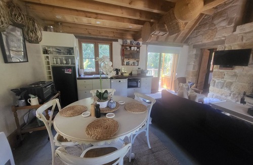 Burradoo Cottage | Romantic Stone Cottage Overlooking Pond. 5mins to Town