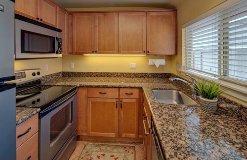 Old Bend Cottage | Romantic Stowaway. Walk Everywhere - Old Mill, Box Factory, Downtown. Quiet Bend neighborhood.