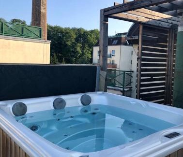 Zizkov Apartment | Romantic studio with jacuzzi
