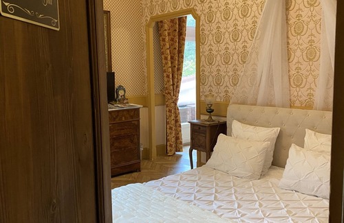 Saint-Barthelemy-de-Vals House | Romantic suite by Isoarde des Baux - Château de Rochetaillée