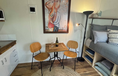 Lidster Cabin | Romantic tiny house escape amongst wineries & MTB Trails. Fire Pit, Creekside