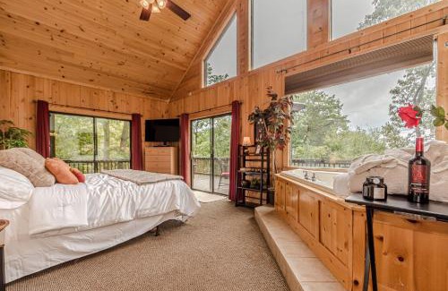Cleveland House | Romantic Tip Top Hideaway, 10 MINUTE FROM HELEN WATER TUBING, BOOK 2 NIGHTS GET 1 NIGHT FREE
