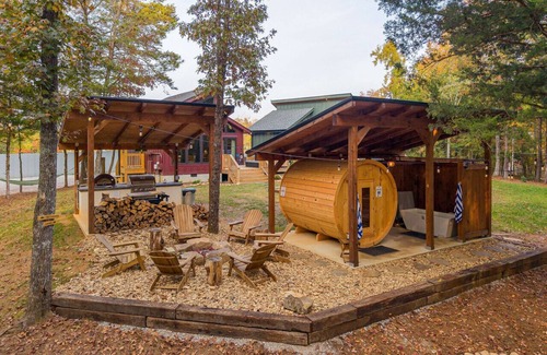 Baxter Cabin | Romantic Treehouse w/Sauna, Hot Tub & Pickleball!
