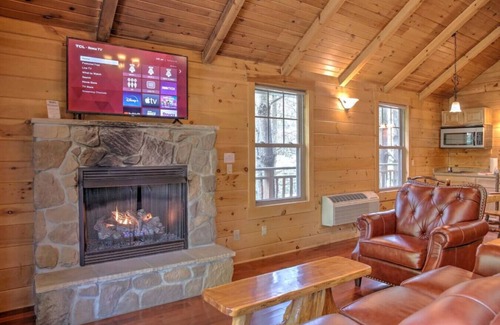 Millersburg Cabin | Romantic Treehouse Getaway with Treetop Views