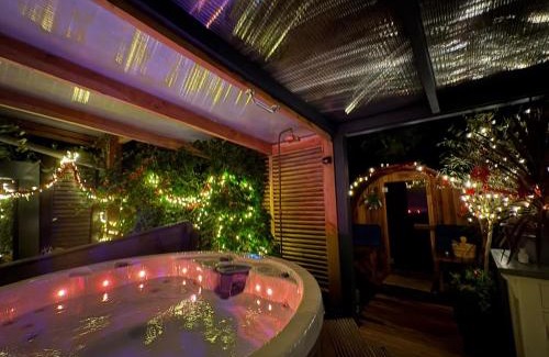 Den Ham Bed & Breakfast | Romantisch Wellness Appartement met privé Hottub Sauna Gamesroom