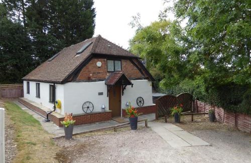 Saintbury House | Romeo Cottage - Sleeps 4 - Open Plan Barn - Private Hot Tub & Garden