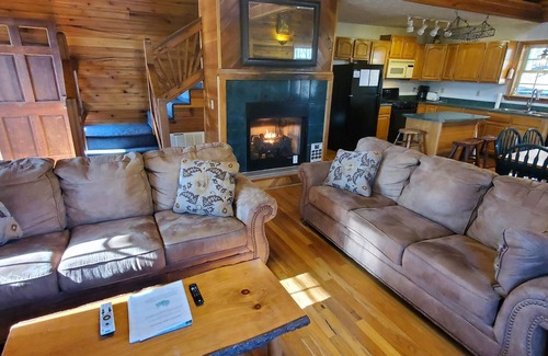 Zoe Cabin | Ron's Big House is a beautiful 4-bedroom cabin in Cliffview Resort with Wi-FI.