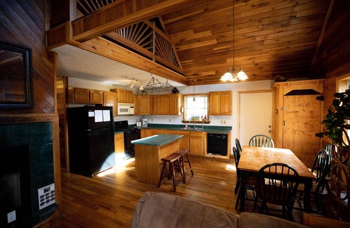Zoe Cabin | Ron's Big House is a beautiful 4-bedroom cabin in Cliffview Resort with Wi-FI.