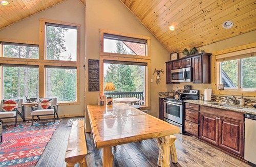 Ronald Cabin | Ronald Cabin w/Private Hot Tub Near Lake & Trails