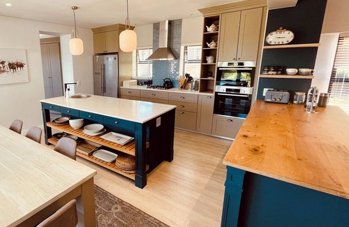 Plettenberg Bay House | Rondebos Retreat: Tranquil 4-Bedroom Farmhouse with Coastal Views & WiFi