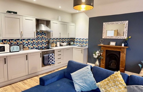 Southsea Apartment | Roof Terrace Beach at end of road, Private Parking