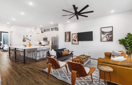 Cleveland Park House | Rooftop Deck, Patio & Garage - Walk to Restaurants