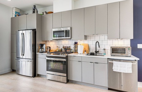 Park View Condo | Rooftop Deck w/City Views: Walkable DC Getaway!