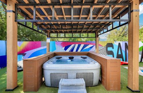 Downtown San Antonio House | Rooftop Karaoke W City Views, Hottub, Pool, Games