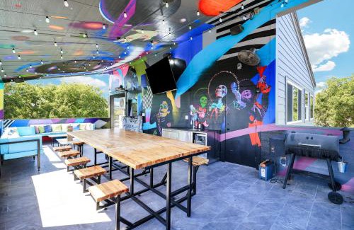 Downtown San Antonio House | Rooftop Karaoke W City Views, Hottub, Pool, Games