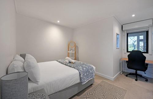 Rondebosch Apartment | Rooftop Pool Balcony Parking