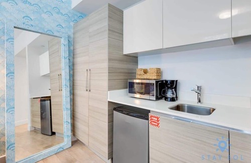 Hollywood Apartment | Rooftop Pool & Hot Tub| Hollywood Beach Boardwalk