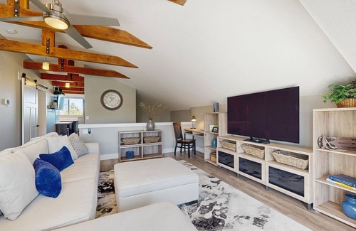 McMinnville Apartment | Rooftop studio with gas fireplace, WiFi, central AC - near restaurants/wineries