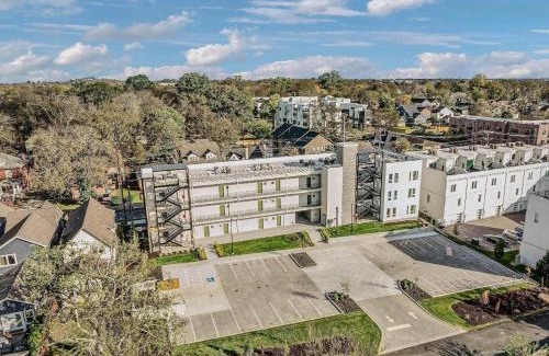 Talbot's Corner Apartment | Rooftop Views Stylish Decor Nash Downtown Access