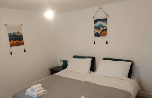 Barrow Gurney House | Room 1. 20 Minutes Walk to Airport
