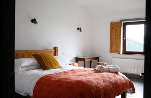 Ballyferriter House | Room 2 - Blackcurrant - Tig Bhric and West Kerry Brewery, An Riasc Ballyferriter