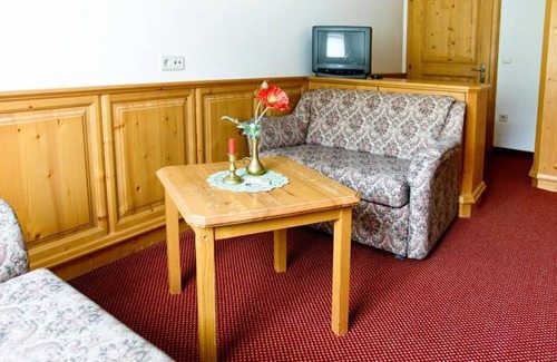 Weissenbach Bed & Breakfast | Room 23 - Suite with bathroom, WC - Dorf Café