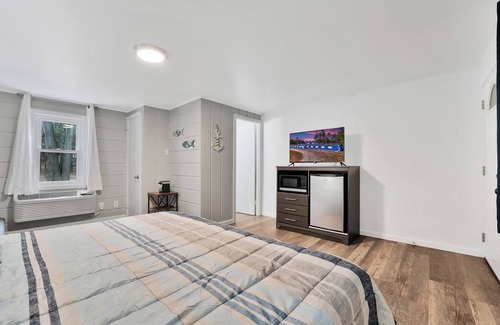 Houghton Lake Hotel | Room #4: Updated King Suite w/small couch