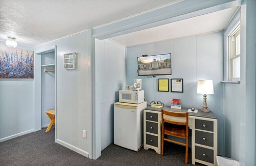 Hudson Hotel | Room 7- Sunset Acres Motel