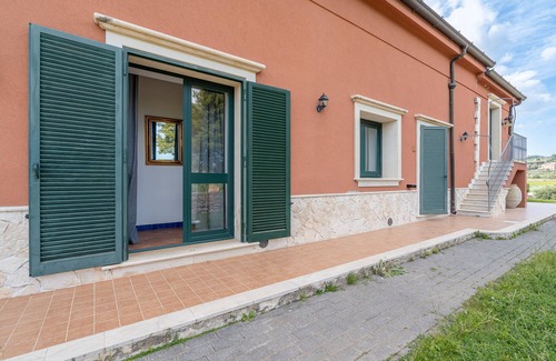 Syracuse Apartment | Room 'Al Palmento Relais - Nero D'Avola R2' with Shared Pool, Wi-Fi and Air Conditioning