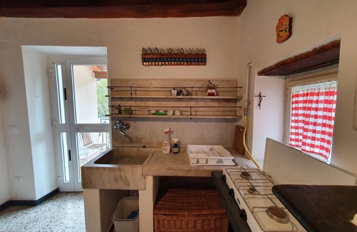 Carrodano Inferiore Apartment | Room 'Anita' with Mountain View, Shared Garden and Balcony