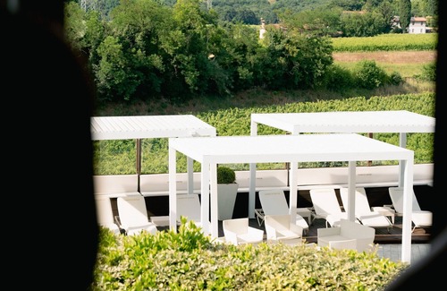 Sommacampagna Apartment | Room 'Casino Di Caccia 1' with Shared Pool, Wi-Fi and Air Conditioning