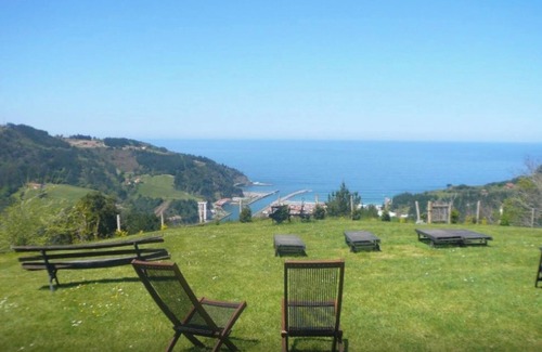Deba Apartment | Room 'Doble 2' with Mountain View, Private Garden and Wi-Fi