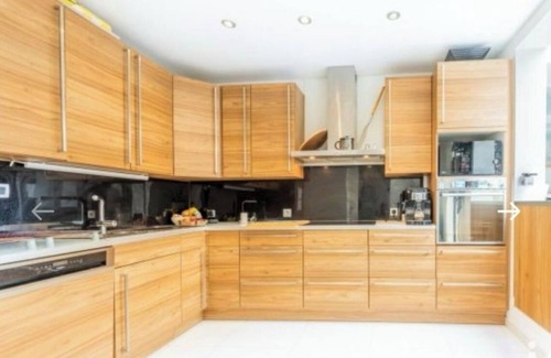 Port-Aviation Bed & Breakfast | Room in a pretty house