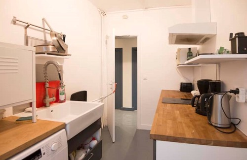 Quartier des Grandes-Carrieres Hotel | Room in Montmartre with privat shower and shared WC