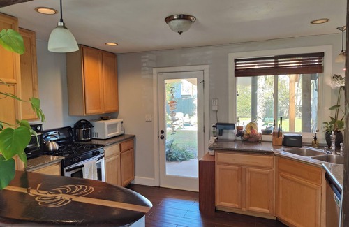 Southwestern Sacramento House | Room in vibrant home