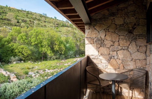 San Juan de Gredos Apartment | Room 'Junior Suite Almanzor' with Mountain View, Private Terrace and Wi-Fi