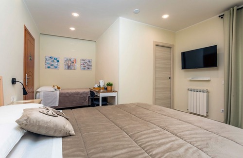 Misterbianco Bed & Breakfast | Room 'Limone' with Mountain View, Wi-Fi and Air Conditioning