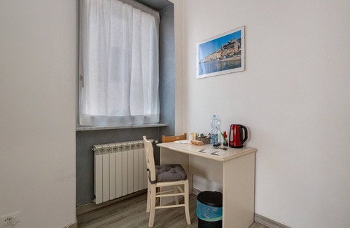 La Spezia Apartment | Room 'Portovenere' with Wi-Fi and air conditioning