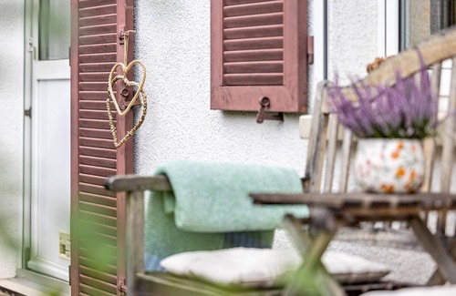 Ebingen Apartment | Room 'Schönes Zimmer Mit Eigenem Bad' with terrace and Wi-Fi