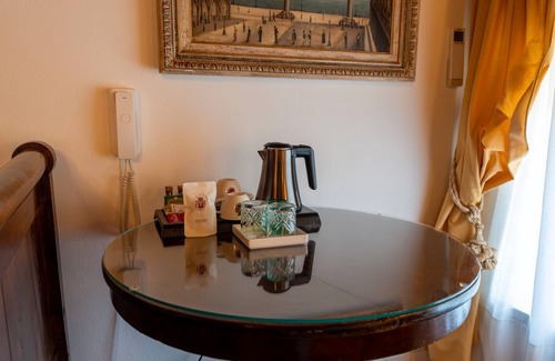 Sommacampagna Apartment | Room 'Suite Dei Velieri' with Shared Pool, Wi-Fi and Air Conditioning