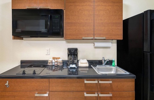 West Valley City Hotel | Room w/Kitchen Steps from Maverik Center! Perfect for Event Goers! Pet Friendly