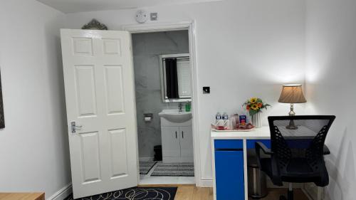 Ashford House | Room with en-suite facilities