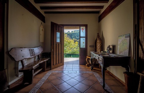 Valle de Carranza Apartment | Room with Mountain Views, Shared Garden, and Wi-Fi