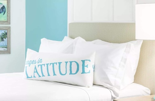 I-435 West KC-KS Hotel | Room with Vibrant Décor, Private Patio, & Swimming Pool - w/Live Entertainment
