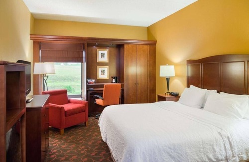 Carlisle Hotel | Room with Whirlpool & Free Breakfast – Just Minutes from Carlisle Army Barracks