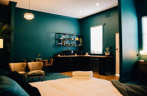 Leeton Apartment | Rooms of Renown - The Enterprise Suite