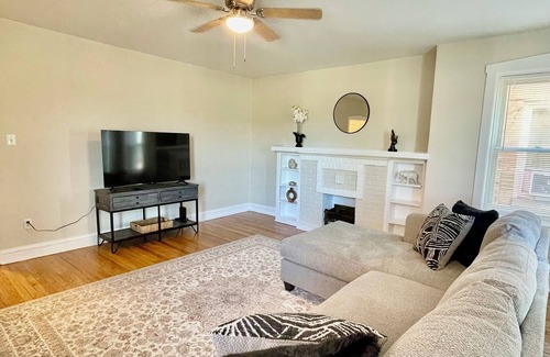Oak Park Apartment | Roomy 2 bedroom Long-term Stay Apartment in Oak Park near downtown Chicago